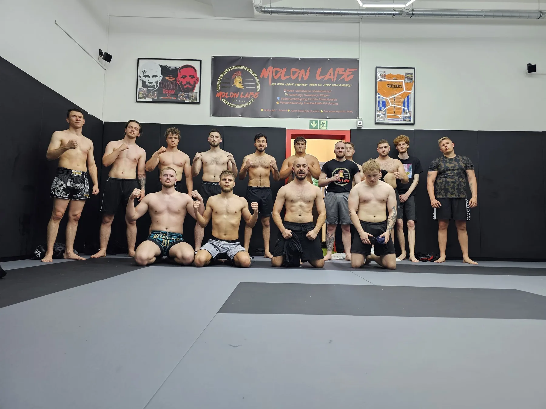 Gruppentraining in der Halle des Molon Labe MMA Club